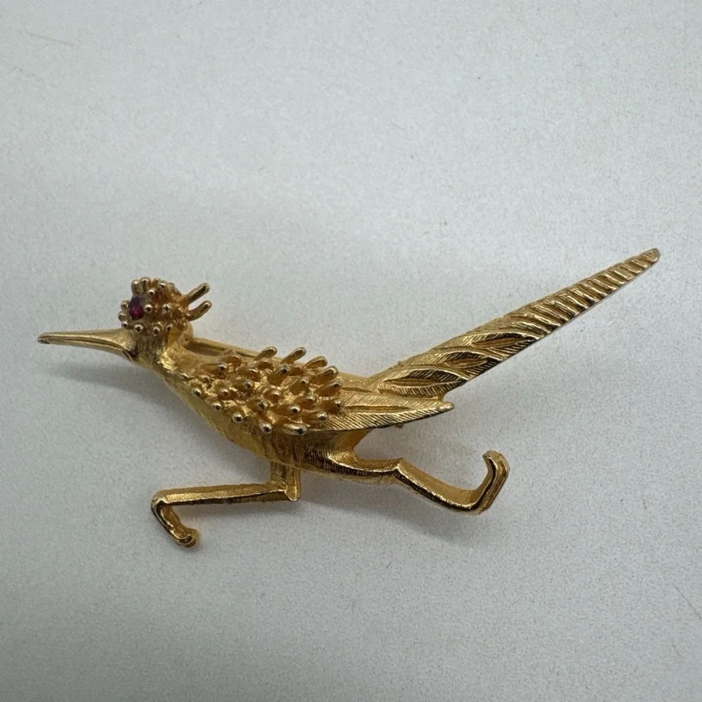 Vintage Signed HOBE southwest Roadrunner Bird Ruby Red Eye Gold-tone Brooch Pin